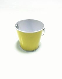 China Cubo cilíndrico de la lata del metal, pequeño cubo amarillo redondo del agua del metal proveedor